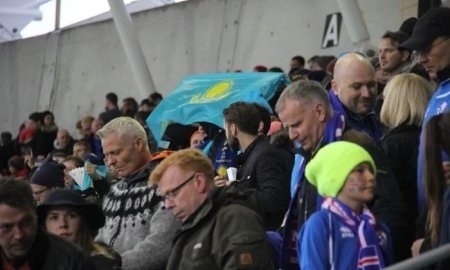 
Как мёрзли болельщики на матче Исландия — Казахстан
