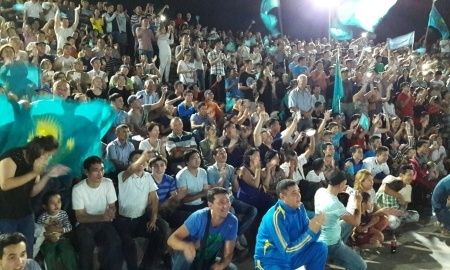 В Уральске тысячи земляков Елеусинова празднуют его победу в финале Олимпиады-2016