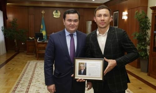 
Головкин прилетел в Казахстан и встретился с акимом Карагандинской области