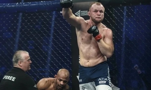 
Легендарный российский боец ММА с 59 победами «задушил» ветерана UFC за секунду до гонга. Видео