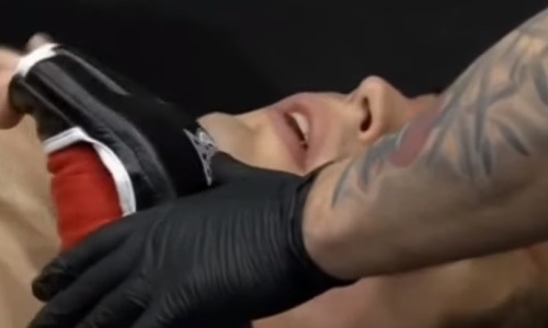 
Тяжеловеса за 40 секунд отправили в тяжелый нокаут на турнире по ММА в Минске. Видео