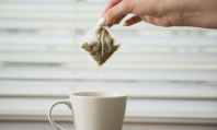 Эту ошибку совершают 90% людей — почему категорически нельзя отжимать чайный пакетик в чашку