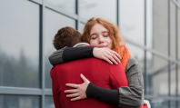 Ученые рассказали, почему объятия делают людей счастливыми