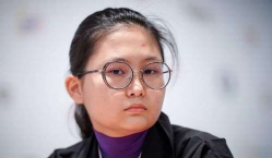 Бибисара Асаубаева показала свой паспорт. Видео