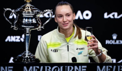 Елену Рыбакину напоили шампанским на пресс-конференции