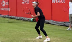 Елена Рыбакина вышла на корт на турнире в Лондоне. Видео