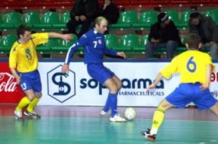 Новобранцы сборной Казахстана Андрей Хлопонин ( 13) и Владимир Ковган ( 6).