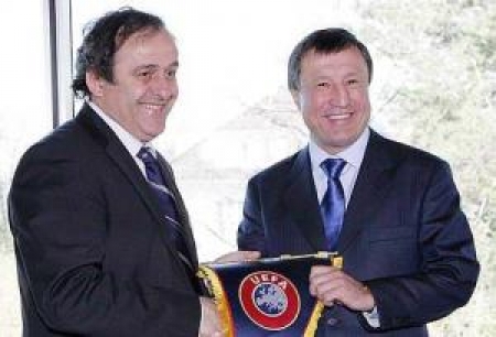 Мишель Платини и Адильбек Джаксыбеков во время встречи в Ньоне