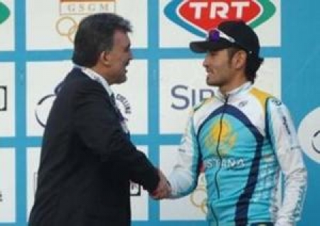 Асан Базаев с цветами для Казахстана