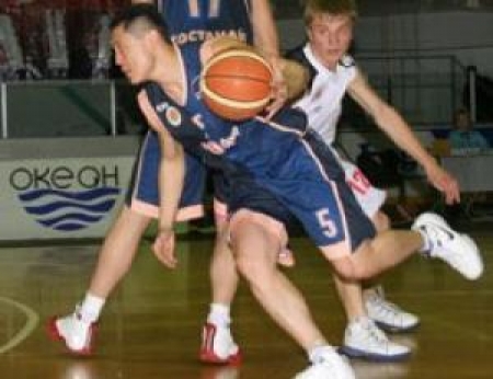 Игрок «Тобола» Тимур Султанов начинает атаку