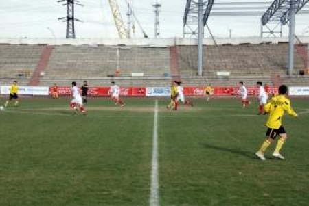 В Карганде вовсю строят козырек над трибуной