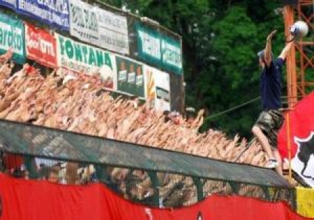 Болельщиков на матч 3-х кратного чемпиона собиратся полный стадион