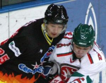 Сергей Гимаев (слева) в «Северстали» не стал ждать у моря погоды и согласился на предложение «Барыса»