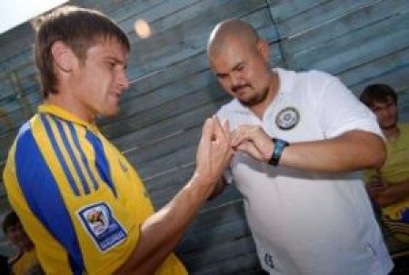 Врач команды всегда спешит на помощь