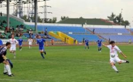 Милан Пацанда отправляет мяч в ворота петропавловцев