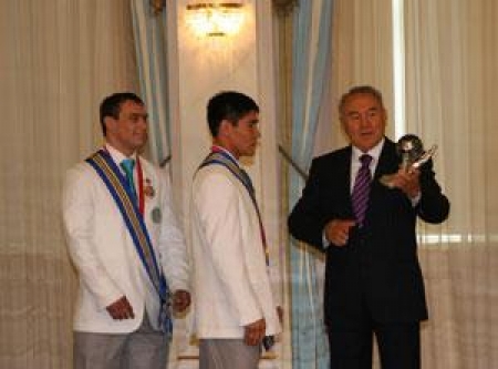 Глава Государства награждает золотых медалистов