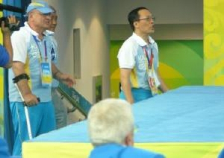 Алексей Ни внимательно следит за выступлением своих спорсменов