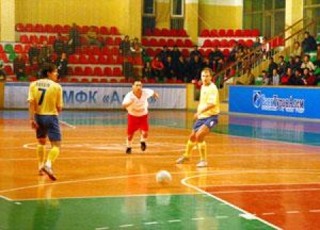 В чемпионате страны команд все меньше