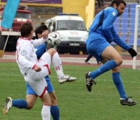 Борьба происходит как на поле так и за ее пределами