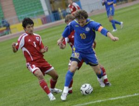 Борьбу за мяч ведет Руслан Балтиев