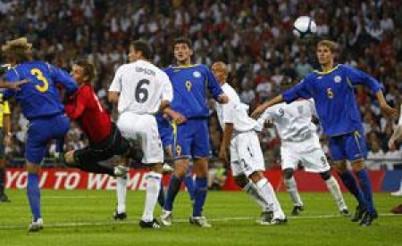 В борьбе за мяч Александр Кислицын