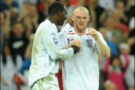 Эмил Хески поздравляет Уэйна Руни