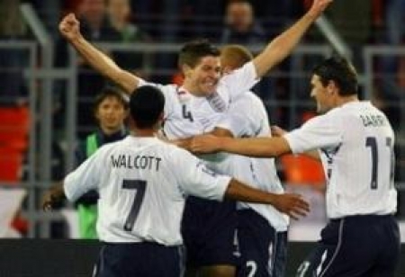 Джеррард отмечает гол