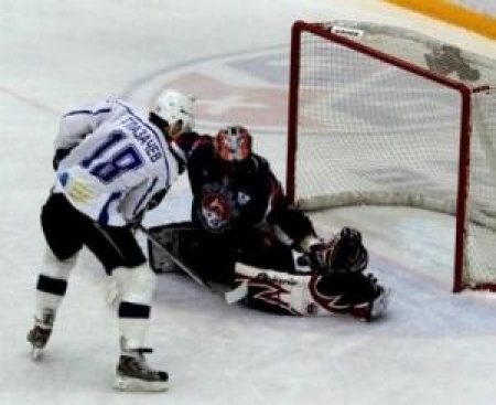 Глазачев атакует ворота торпедовцев