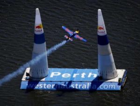 Зрелищности добавляет то, что полеты проходят на малой высоте