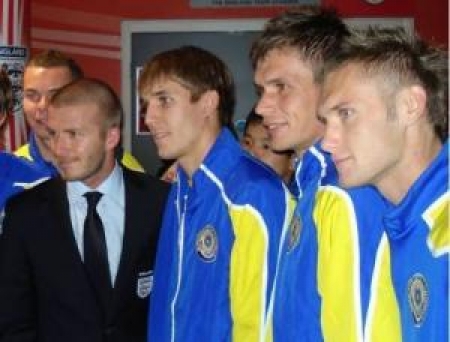 Бекхэм фотографируется с игроками казахстанской сборной