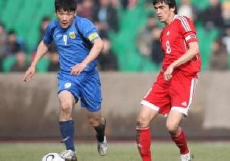 Капитаны команд Нурбол Жумаскалиев и Самат Смаков в матче за Суперкубок Казахстана в марте 2008 года.