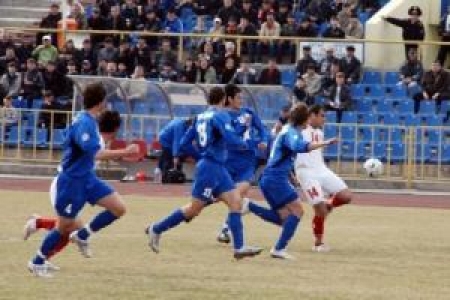 Павлодарцы отбирают мяч у карагандинца Андрея Финонченко