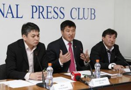 Даулет Турлыханов (в центре) считает что казахстанкому спорту еще рости и рости