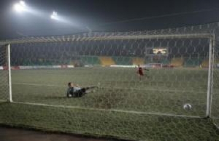 Головской забивает решающий мяч в ворота Петухова
