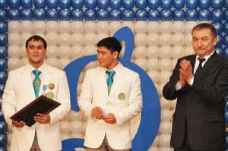 На подиуме Илья Ильин и Бахыт Сарсекбаев