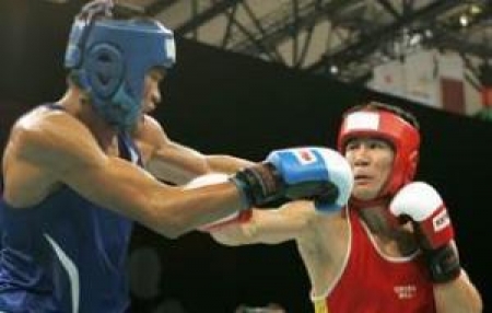 Сарсекбаев и на ринге вовремя успевает ударить