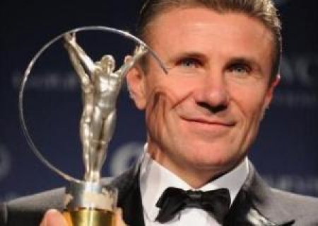 Сергей Бубка с одним из своих призов