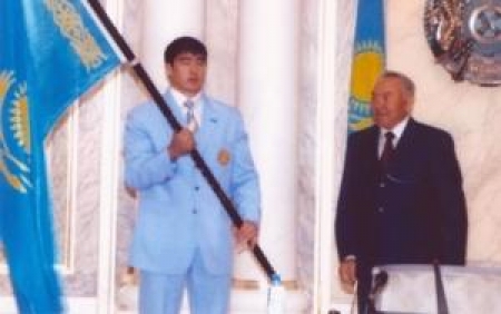 Асхат Житкеев лидер казахстанских дзюдоистов рядос президентом Республики