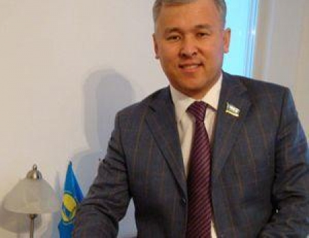 Абенов пытается помочь болельщикам