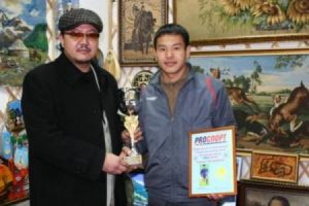 Танату Нусербаеву вручают грамоту