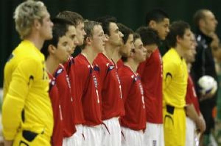 Англичане уступают в первой встрече