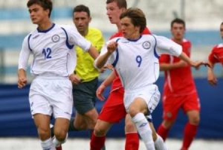 Ульшин и Чапанов стремятся к мячу