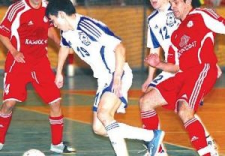 Борьба в финальном поединки была на каждом участке поля