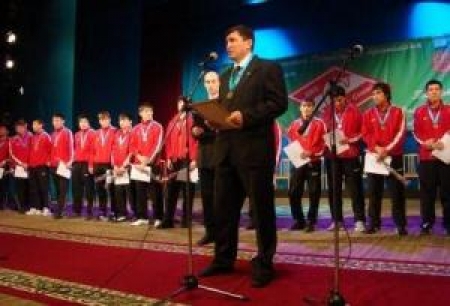 Еще недавно Горлов награждал футболистов своей команды