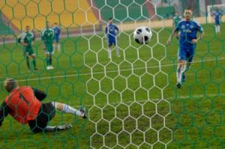 Тихонов с пенльти приносит своей команде победу