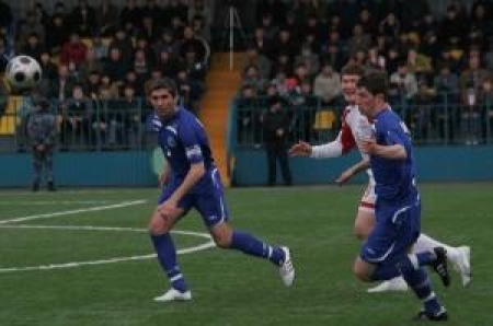 Мурат Тлешев (в белом) забил в свой день рождения два гола