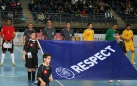 Аббасов крайний справа перед началом встречи Бельгия-Македония