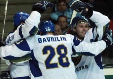 Казахстанцы отмечают шайбу