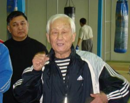 Ли приехал учить