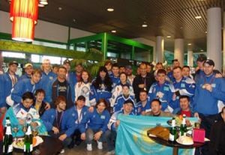 В аэропорту хоккеисты встретились с родственниками